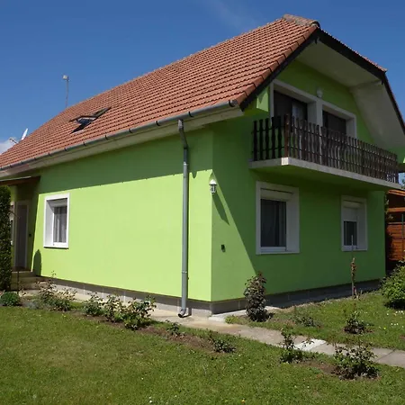 Διαμέρισμα 4 *